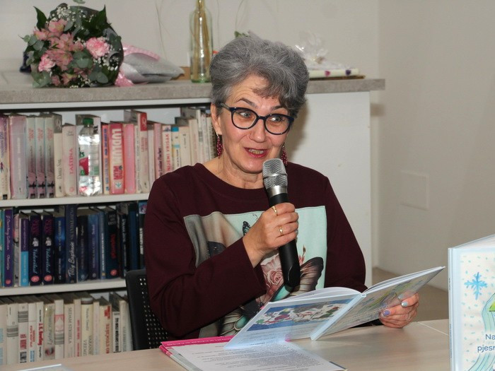U prepunoj požeškoj knjižnici predstavljena "Naša zimska pjesmoslikovnica" učiteljice Irene Ivetić