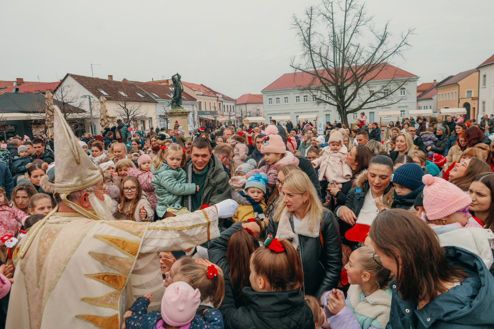 Veseli doček svetog Nikole ispunio požeški Trg svete Terezije Avilske