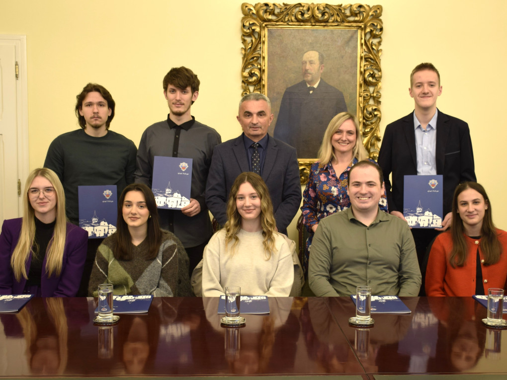 ULAGANJE U MLADE Dodijeljeni ugovori novim stipendistima Grada Požege za akademsku godinu 2025./2026.