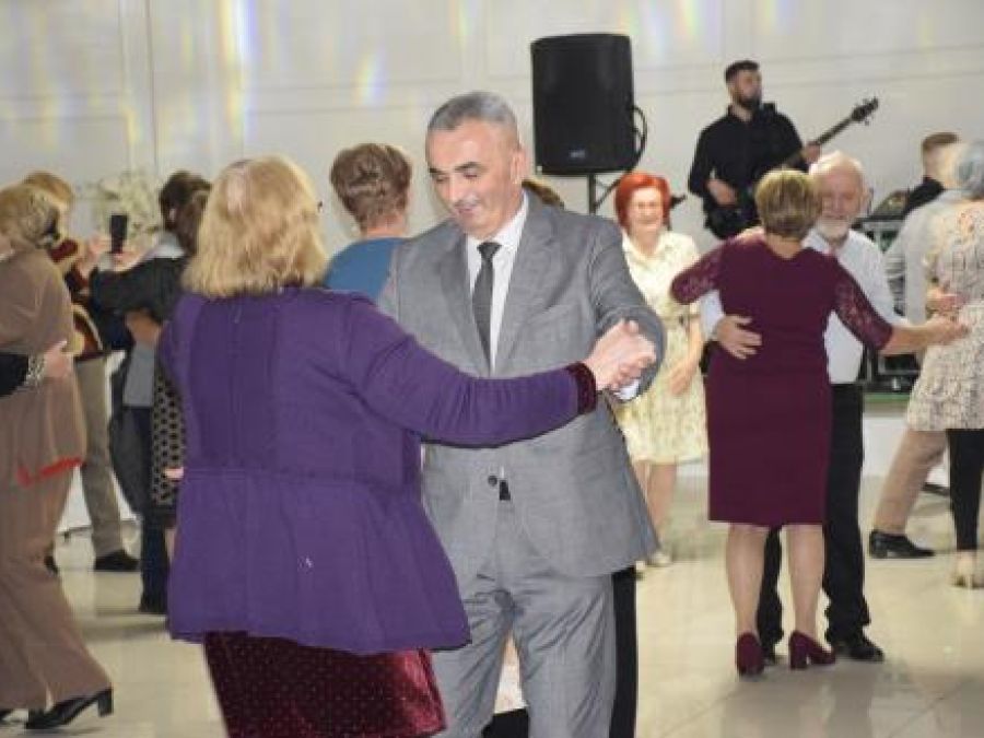 NITKO NE SMIJE BITI SAM Na druženju starijih sugrađana bez supružnika, okupilo se 300-tinjak Požežana