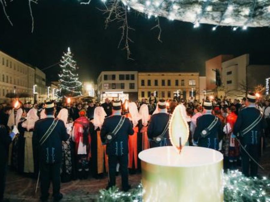 Upaljena prva adventska svijeća u Požegi
