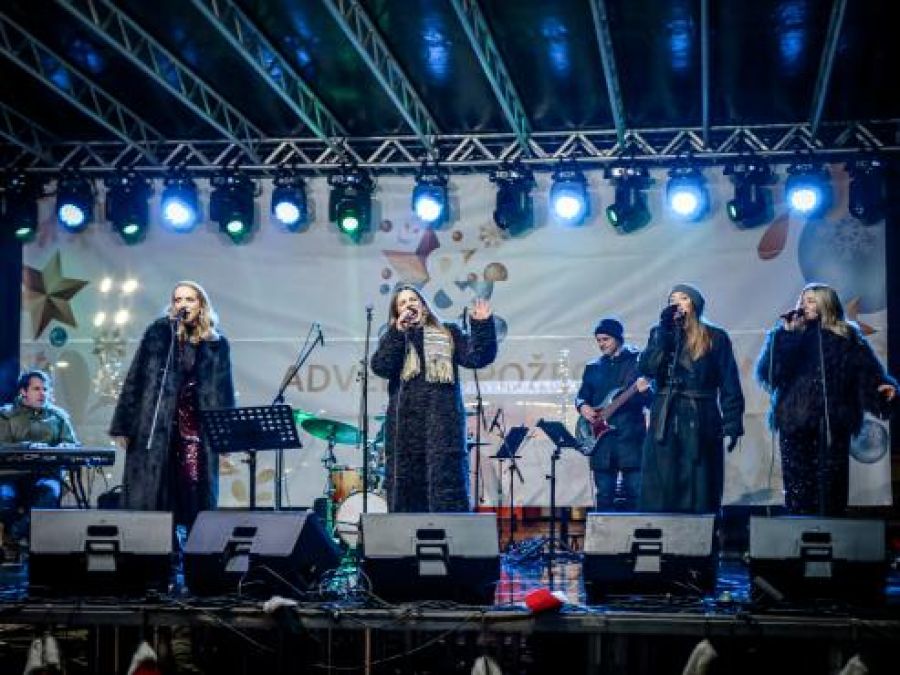 RADOST DOŠAŠĆA U Požegi upaljena četvrta adventska svijeća – svijeća ljubavi, uz humanitarni sajam i koncert sestara Husar