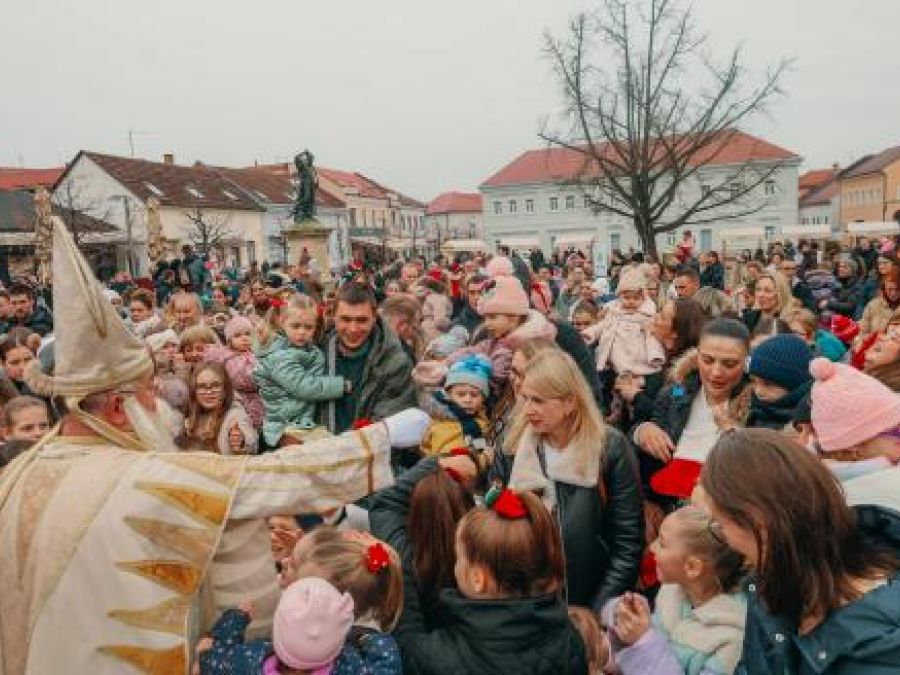 Veseli doček svetog Nikole ispunio požeški Trg svete Terezije Avilske
