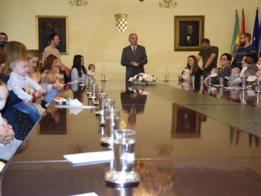 Gradonačelnik Miličević u Gradskoj vijećnici primio najmlađe Požežane