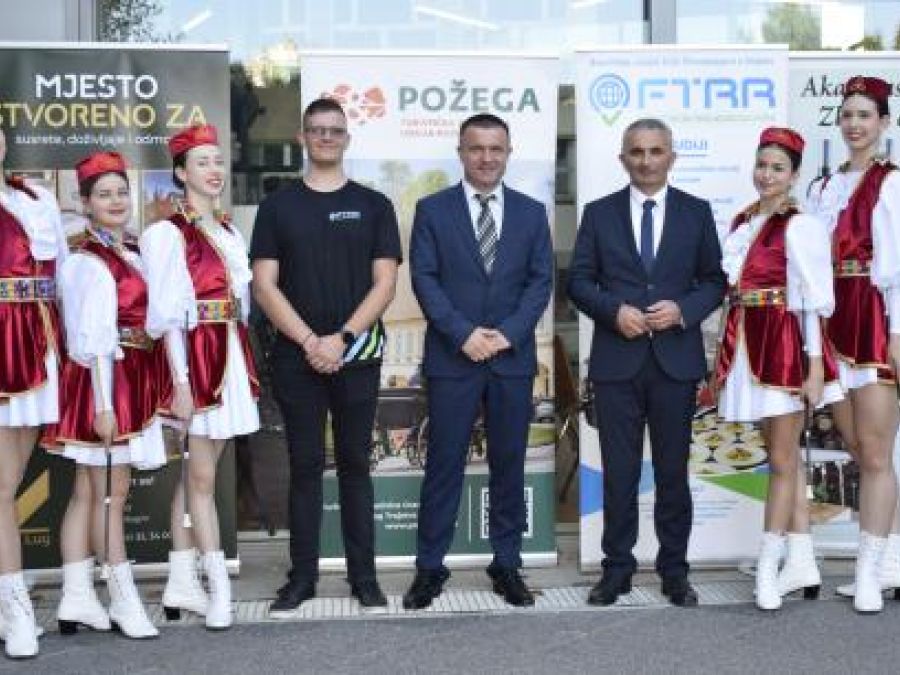 Grad Požega i Slavonija zasjali u srcu Budimpešte na manifestaciji