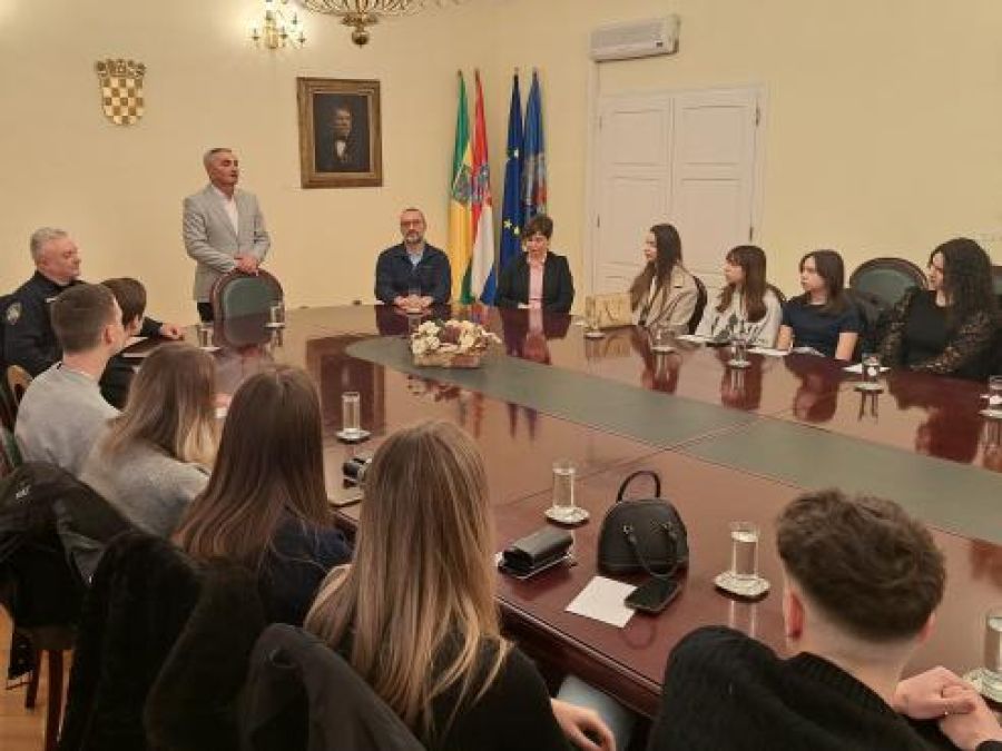 DOBRA PRAKSA Grad Požega mladim vozačima osigurao 350 eura potpore i edukaciju o sigurnosti u prometu