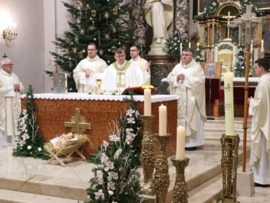 U KATEDRALI Požeški biskup Martinović predvodio misu polnoćku