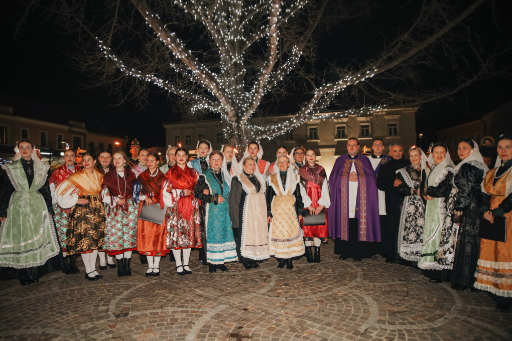 RADOST DOŠAŠĆA Donosimo vam kompletan program adventskih događanja u Požegi