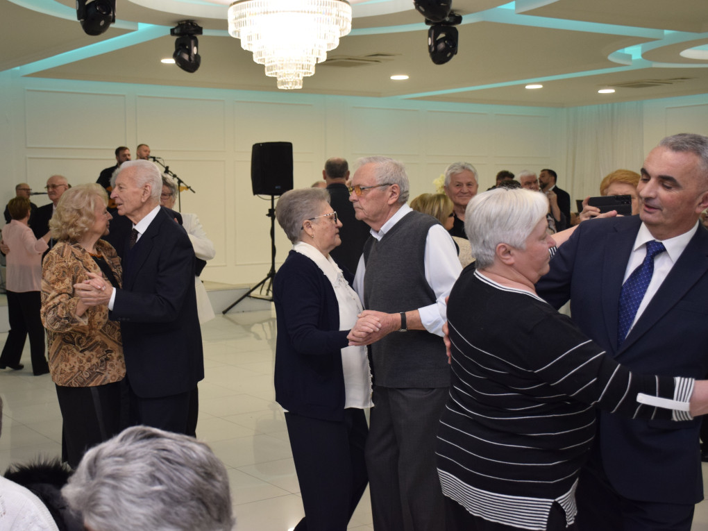 PRIGODNO DRUŽENJE Održana tradicionalna požeška proslava Valentinova za bračne parove s 50 i više godina braka