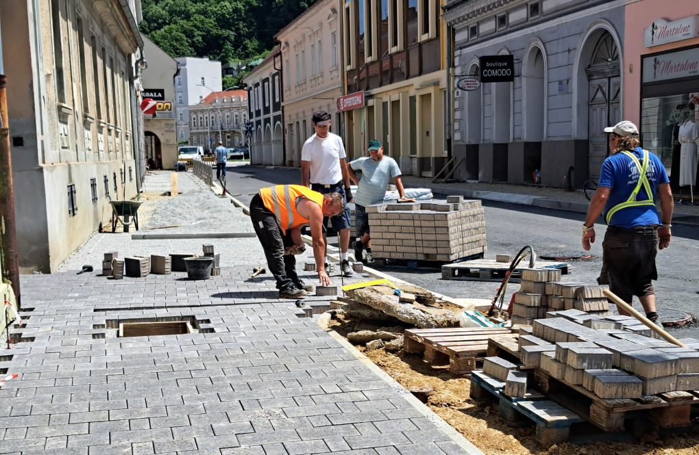 U SREDIŠTU POŽEGE Počelo postavljanje kocki na nogostup u Ulici Matice hrvatske