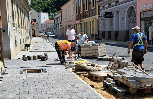 U SREDIŠTU POŽEGE Počelo postavljanje kocki na nogostup u Ulici Matice hrvatske