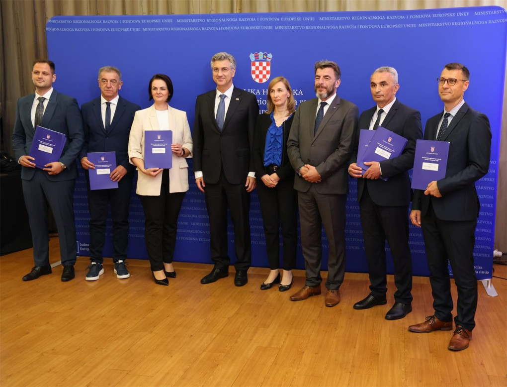 DANAS U KARLOVCU Održana 1. sjednica Vijeća za urbani razvoj – gradonačelnik Miličević preuzeo ugovore za ITU područje Požege
