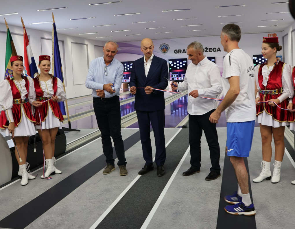 GRADSKA KUGLANA POŽEGA Predsjednik HOO-a Josip Varvodić i gradonačelnik Požege Borislav Miličević otvorili obnovljenu požešku sportsku ljepoticu