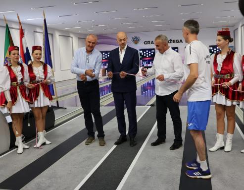 GRADSKA KUGLANA POŽEGA Predsjednik HOO-a Josip Varvodić i gradonačelnik Požege Borislav Miličević otvorili obnovljenu požešku sportsku ljepoticu