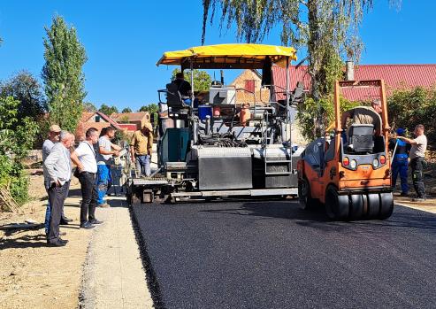ĆOSINE LAZE Asfaltiranje prometnice u prigradskom naselju na Požeškoj gori