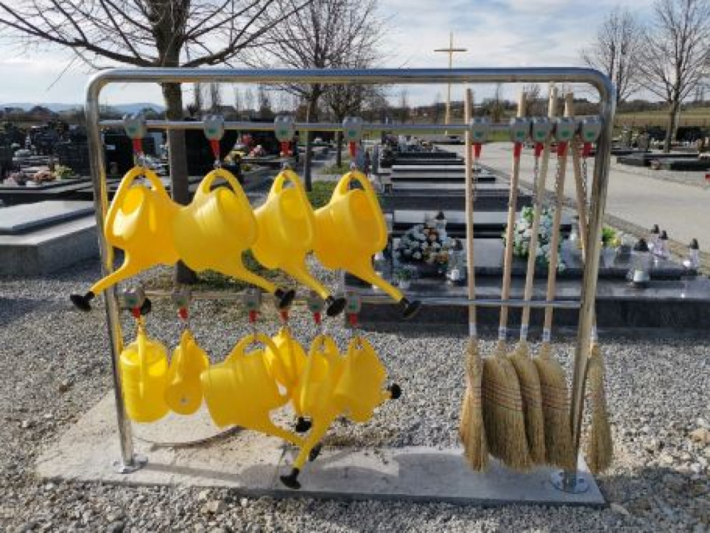 Postavljene kantice i metle za čišćenje grobnih mjesta 