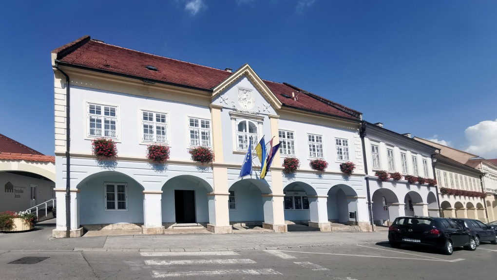 Na pročelju gradske uprave izvješena zastava Ukrajine