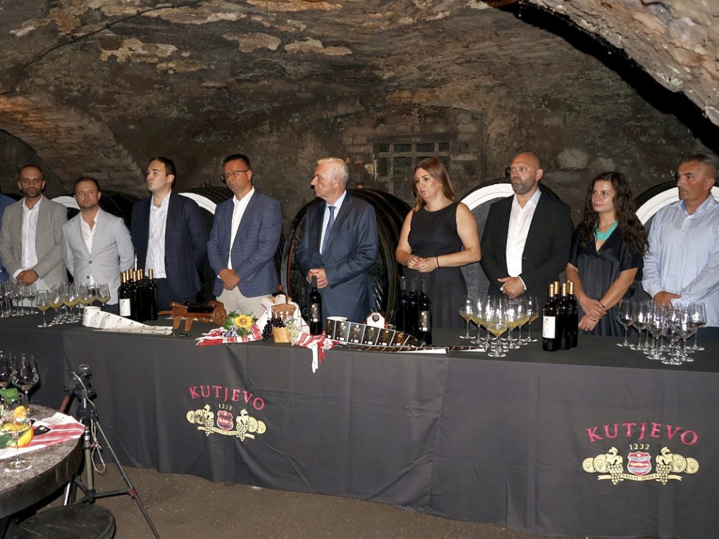Napunjene butelje festivalskog vina: Kutjevo sljubljuje vino i tambure