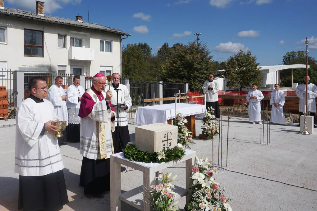 Blagoslovljen kamen temeljac budućeg Pastoralno-duhovnog centra u Voćinu 