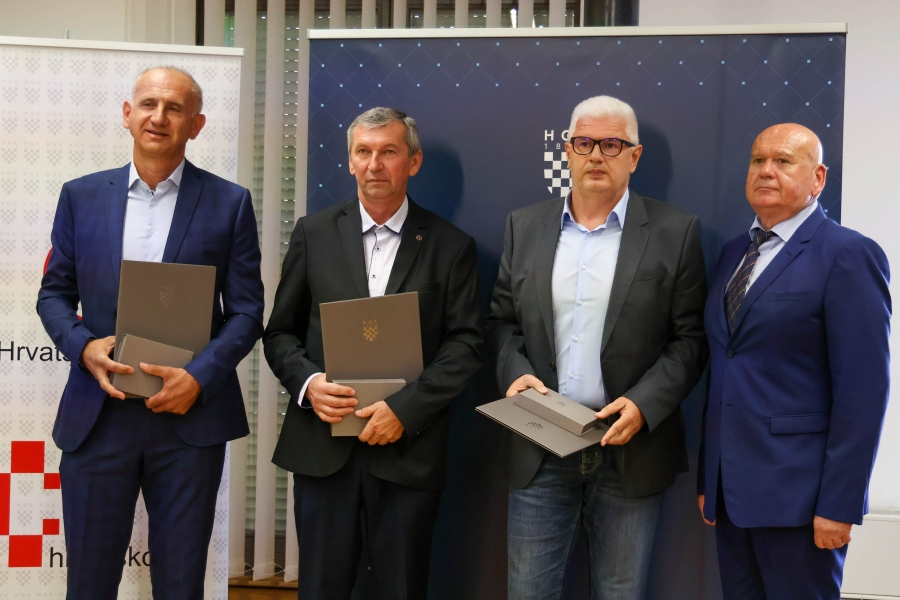 Zlatna kuna: Dobitnici Oroz pharm, Poljoprivreda Lipik i Agronom 