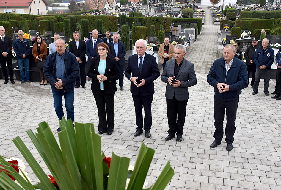 Polaganjem vijenaca obilježen blagdan Svih svetih 