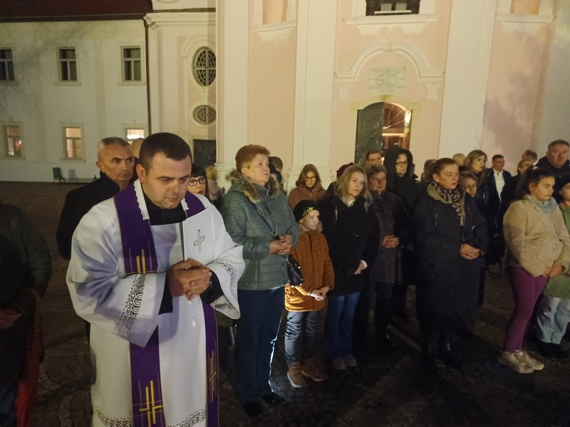 Paljenjem prve svijeće započeo Advent u Požegi 