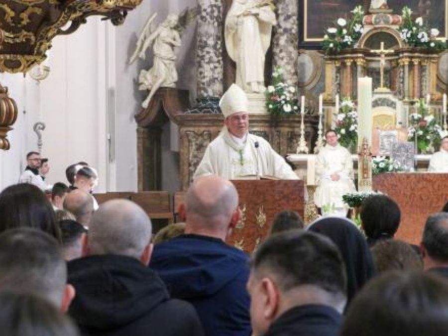 U POŽEŠKOJ KATEDRALI Biskup Martinović predvodio euharistijsko slavlje na svetkovinu Uskrsnuća Gospodnjega