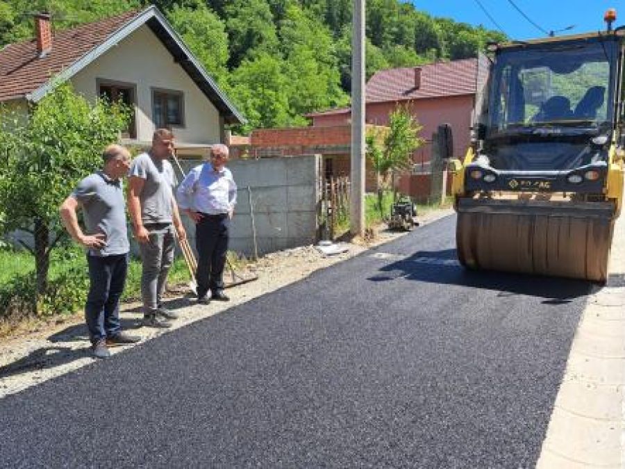 RADOVI U VIDOVCIMA Novi asfalt u Ulici Stjepana Ferića i Ivana Cimermana, obnavlja se oko 800 metara prometnice