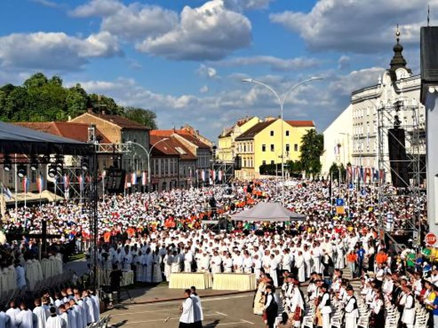 DOSTOJANSTVENO SLAVLJE Više od 12 tisuća mladih na Susretu hrvatske katoličke mladeži u Požegi