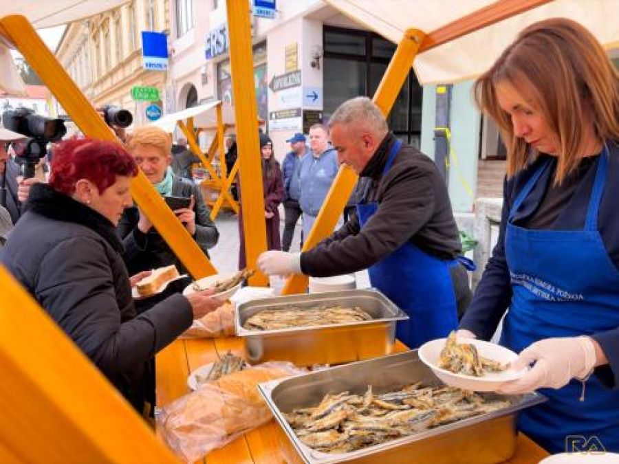 TRADICIONALNO U POŽEGI Uz Uskršnji sajam na Veliki petak podijeljeno 600 porcija girica građanima