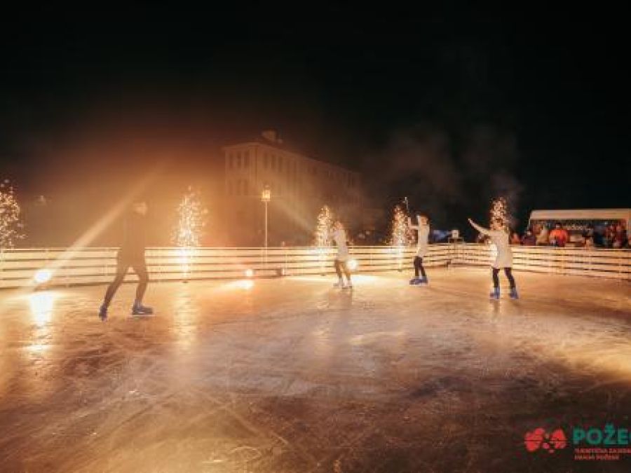 Otvoren ovogodišnji Advent i klizalište u Požegi