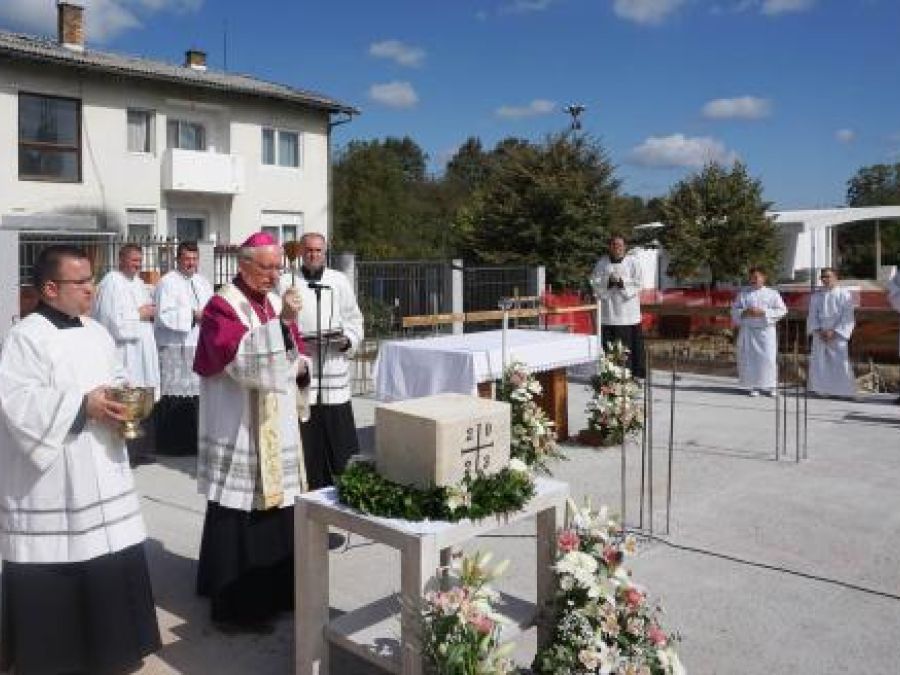 Blagoslovljen kamen temeljac budućeg Pastoralno-duhovnog centra u Voćinu