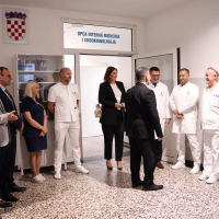 ministar-beros-u-posjeti-novouredenih-odjela-pozeske-bolnice-5